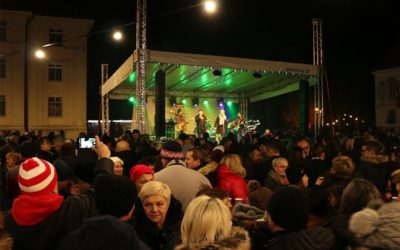 Mnoštvo Đakovčana na Strossmayerovom trgu dočekalo Novu godinu