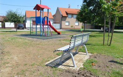 Postavljene nove klupe na dječjim igralištima sa sigurnosnim podlogama