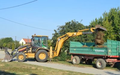 Produbljen kanal i iskrčene šikare uz poljske putove