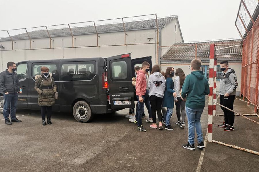 Budrovački učenici darivali Socijalnu samoposlugu u Vukovaru