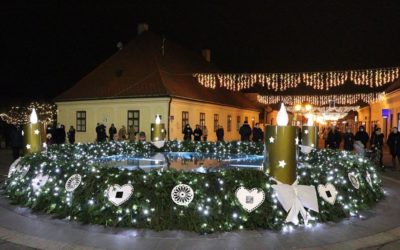 Svijeća ljubavi zasvijetlila na adventskom vijencu