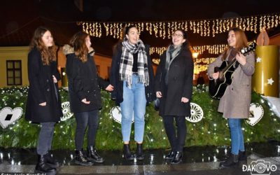 Upaljena svijeća radosti na adventskom vijencu