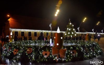 Plamen mira od subote svijetli na adventskom vijencu