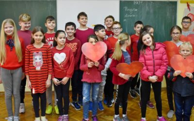 Učenici iz Ćolnićeve i gimnazijski maturanti također podržali projekt “Žene u crvenom”