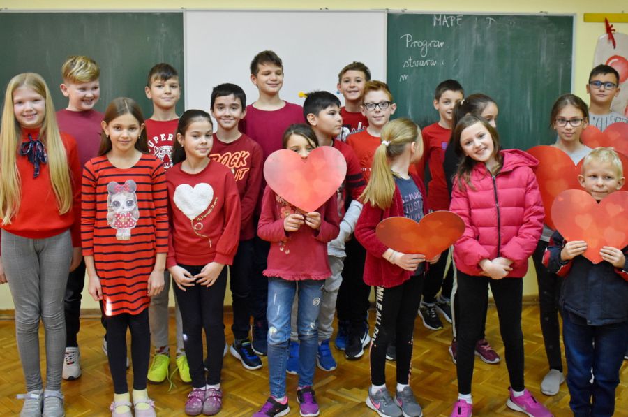 Učenici iz Ćolnićeve i gimnazijski maturanti također podržali projekt “Žene u crvenom”