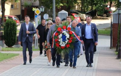 Polaganjem vijenca i paljenjem svijeća obilježen Dan državnosti