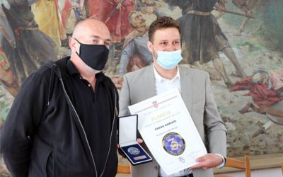 Udruga veterana 3. GBR Kune gradonačelniku Mandariću uručila plaketu