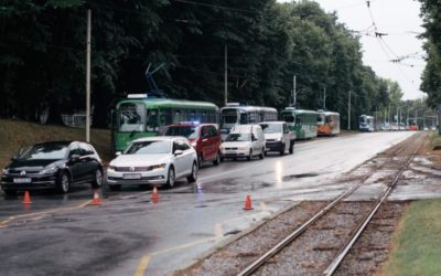 Nevrijeme zahvatilo Osijek; u Belom Manastiru policajci izvlačili vozače iz potopljenog automobila
