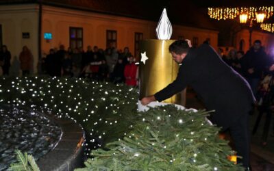 Gradonačelnik Mandarić upalio prvu svijeću na adventskom vijencu