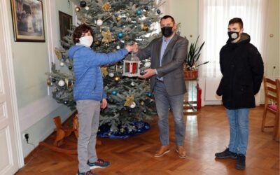 Đakovački izviđači Betlehemsko svjetlo mira donijeli u Gradsku upravu