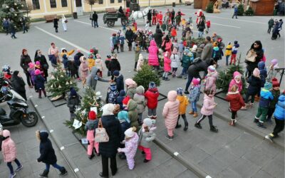 Djeca đakovačkih vrtića ukrasila božićna drvca na Strossmayerovom trgu