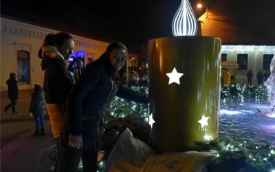 Svijeća mira od subote svijetli na adventskom vijencu