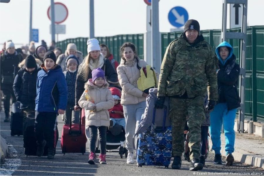 Ukrainian_refugees_from_2022,_crossing_into_Poland