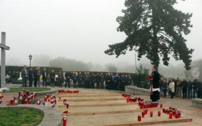 Položen vijenac i zapaljene svijeće povodom blagdana Svih svetih