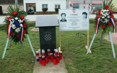 Vijenci i svijeće kod spomen-obilježja za poginule branitelje u Budrovcima