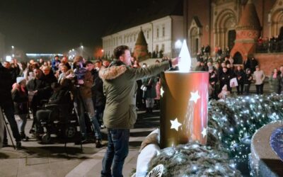 Upaljena prva svijeća na adventskom vijencu na Strossmayerovom trgu