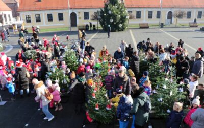 Mališani ukrasili božićne jelke na Strossmayerovom trgu