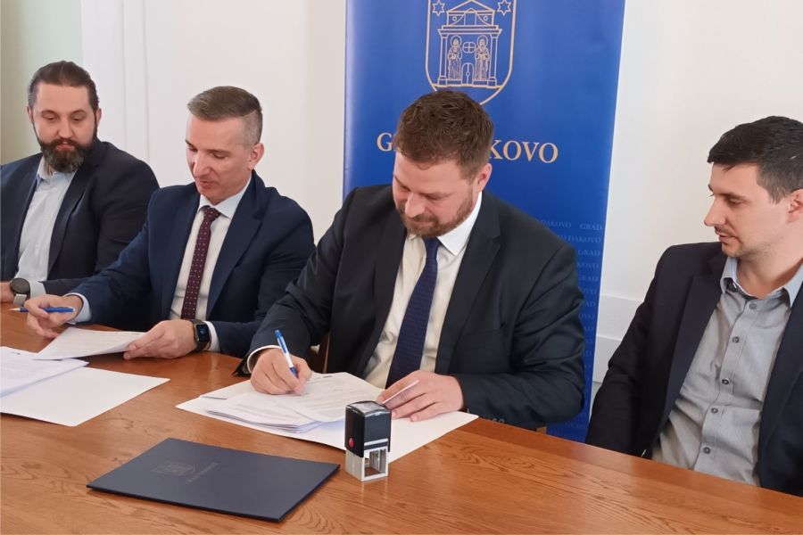 Potpisani ugovori: Grad Đakovo uskoro dobiva tri fotonaponske elektrane
