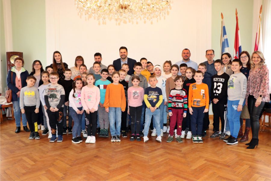 Učenici kod gradonačelnika_Foto_Grad Đakovo