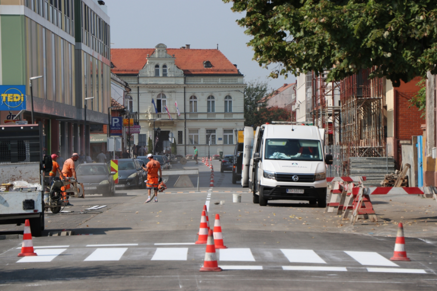 Ulica kralja Tomislava privremeno otvorena za promet, uz uspornike, ograde i ograničenje od 30 km/h