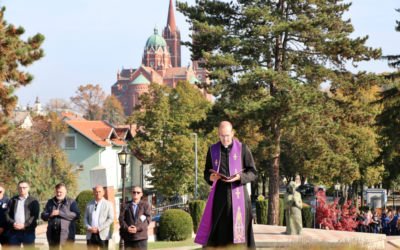 Povodom Svih svetih na Gradskom groblju položen vijenac i zapaljene svijeće