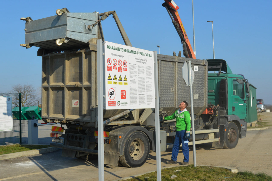 Na odlagalištu Vitika postavljeni kontejneri za odlaganje otpada od svinjokolja