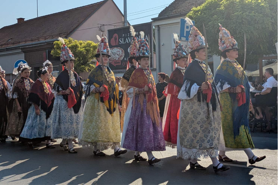 Ulicama Đakova prošla svečana povorka 59. Đakovačkih vezova