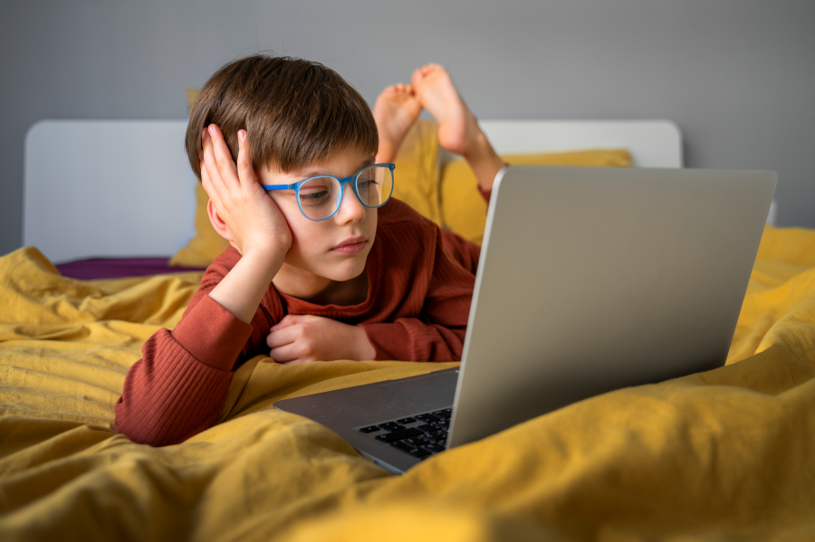 Sigurno online za uspješno offline – 10 savjeta roditeljima za siguran prvi dan škole na internetu