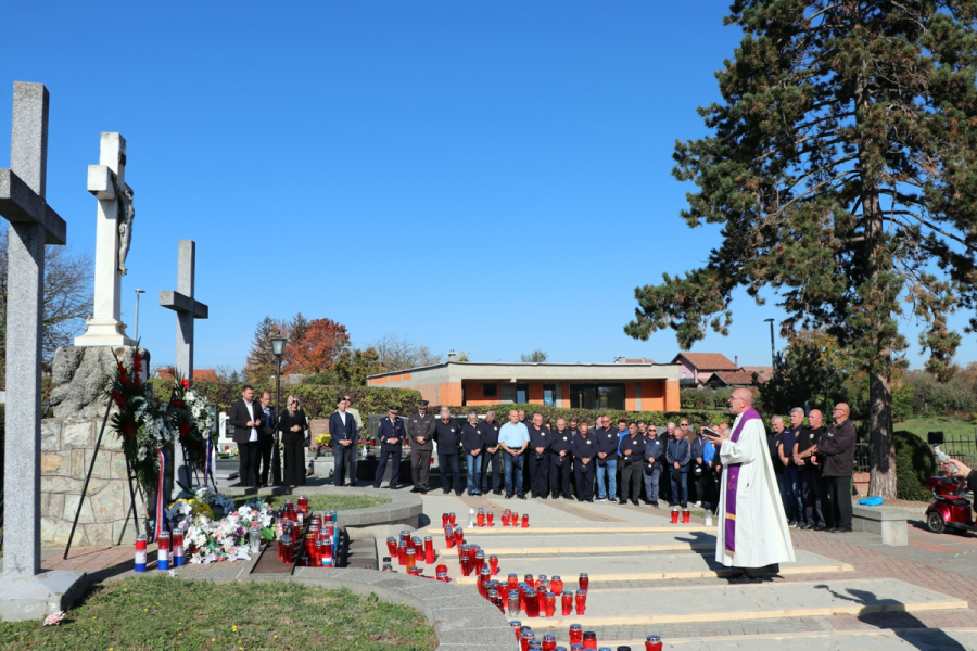 Položeni vijenci i zapaljene svijeće uoči blagdana Svih svetih