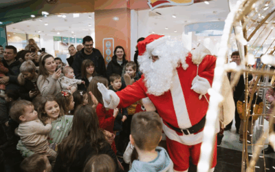 Djed Božićnjak i medo Boo Boo oduševili mališane u Đakovo Centru!