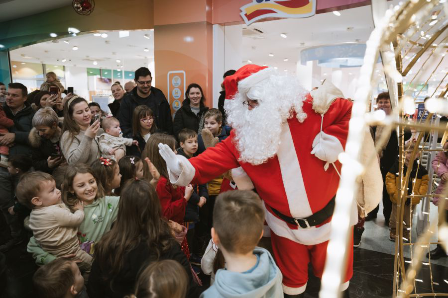 Djed Božićnjak i medo Boo Boo_2025_Foto_Đakovo Centar