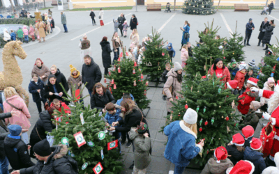 Najmlađi okitili božićne jelke na Strossmayerovom trgu