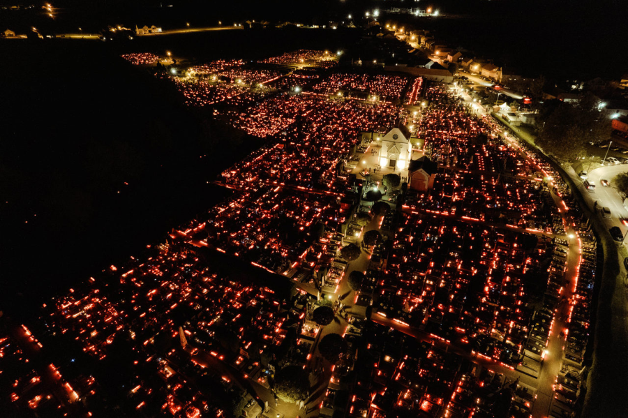 Groblje po noći_Foto_Univerzal