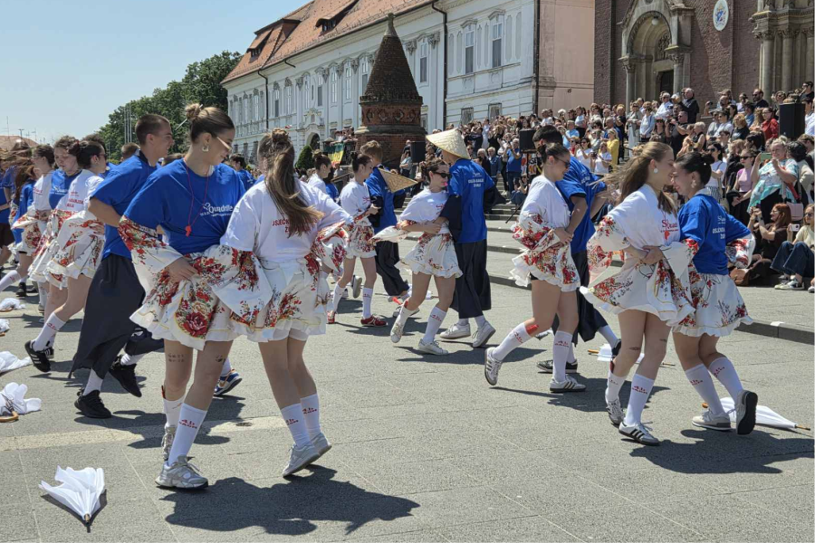 Đakovački maturanti quadrillom se oprostili od srednje škole