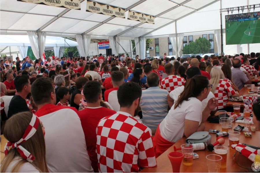 Hrvatska – Gana uz organizirano gledanje u vezovskom šatoru!