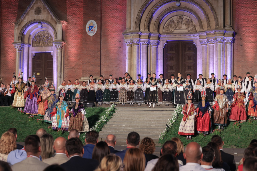 Glazbeno-scenskom slikom „Neka se zovu: Đakovački vezovi!“ svečano su otvoreni jubilarni 60. Đakovački vezovi