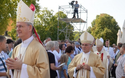 Pred mnoštvom ljudi održano svečano misno slavlje drugog dana 5. Nacionalnog susreta hrvatskih katoličkih obitelji
